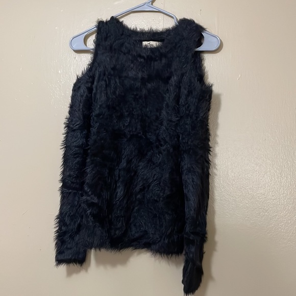🌸 Clearance! 🌸 Hollister Black Fuzzy Cold Shoulder Sweater Size S - Picture 2 of 6